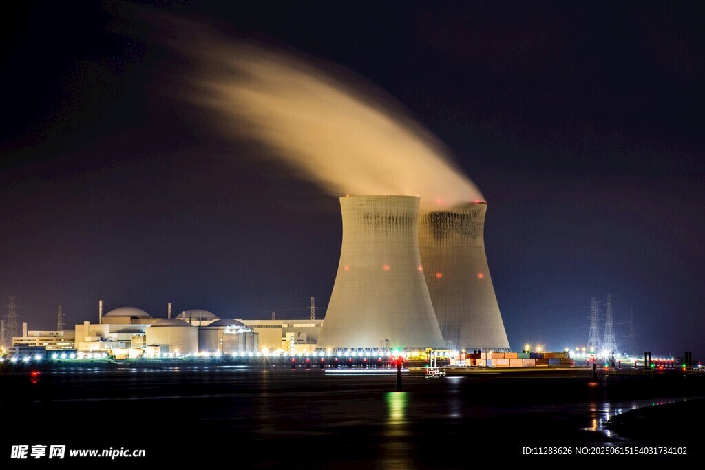 夜晚的核電站冷卻塔
