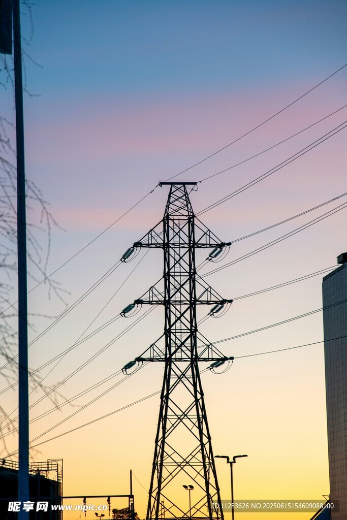 夕陽下的高壓輸電塔