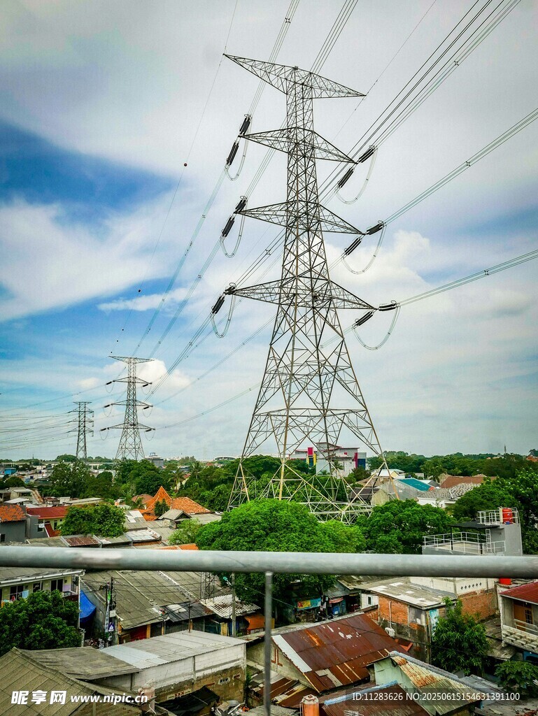 高壓輸電塔與城市景觀