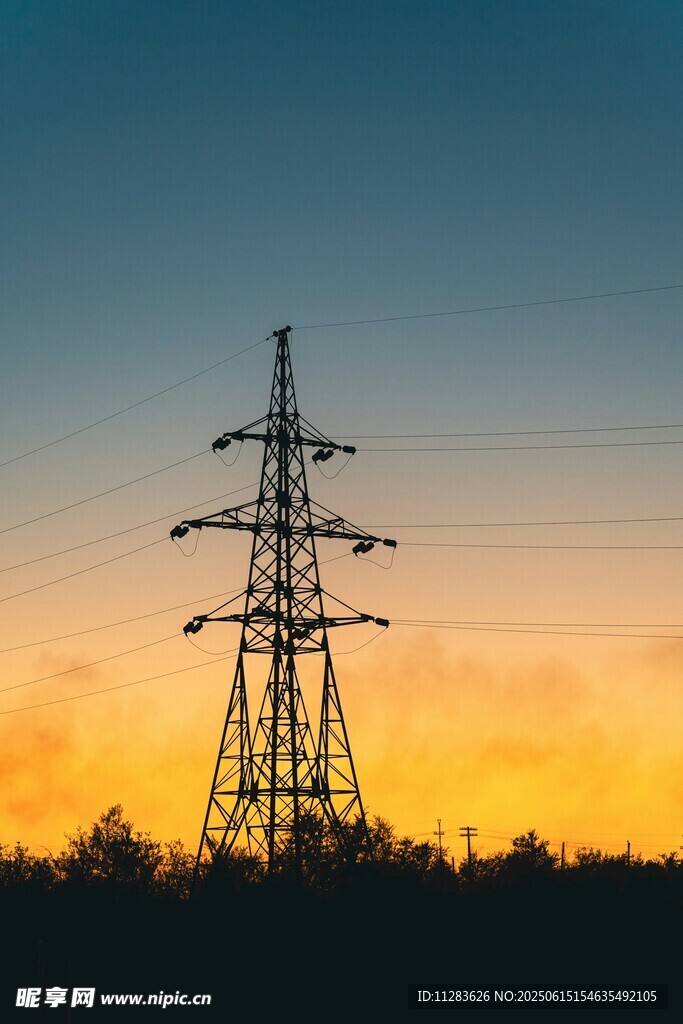 夕陽下的高壓輸電塔