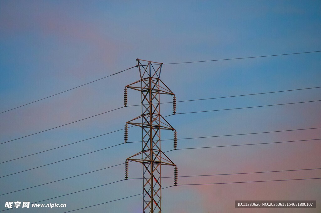 夕陽下的高壓輸電塔
