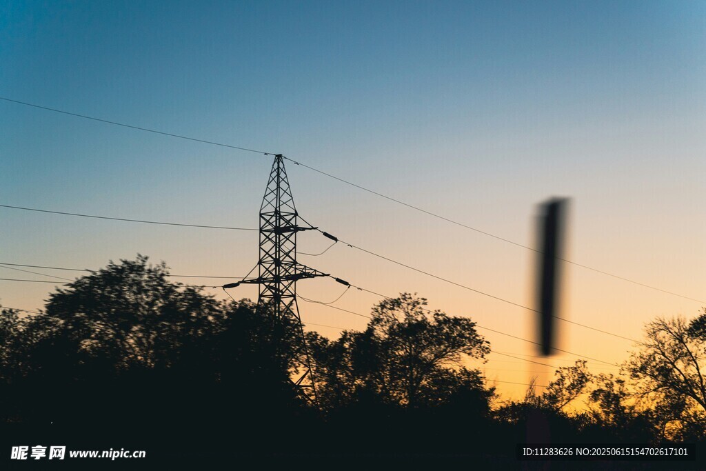 夕陽(yáng)下的輸電塔剪影