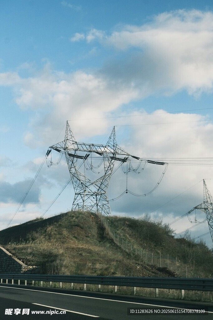 公路旁的高壓輸電塔景觀