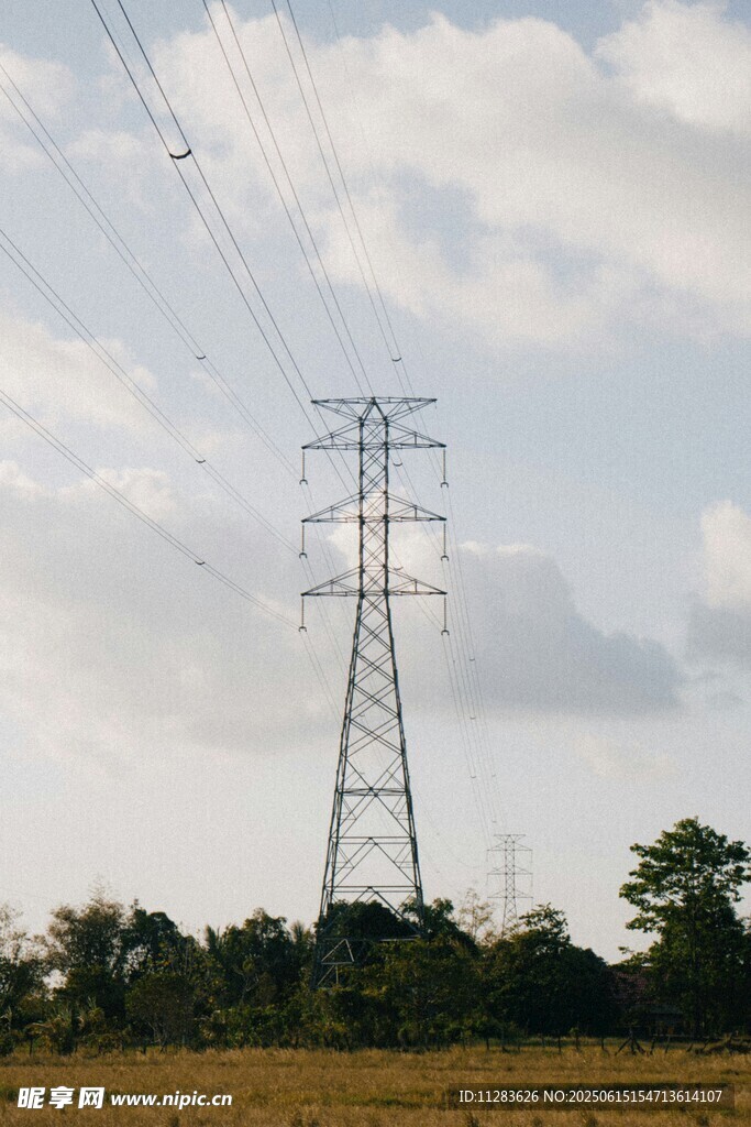 田野中的高壓輸電塔