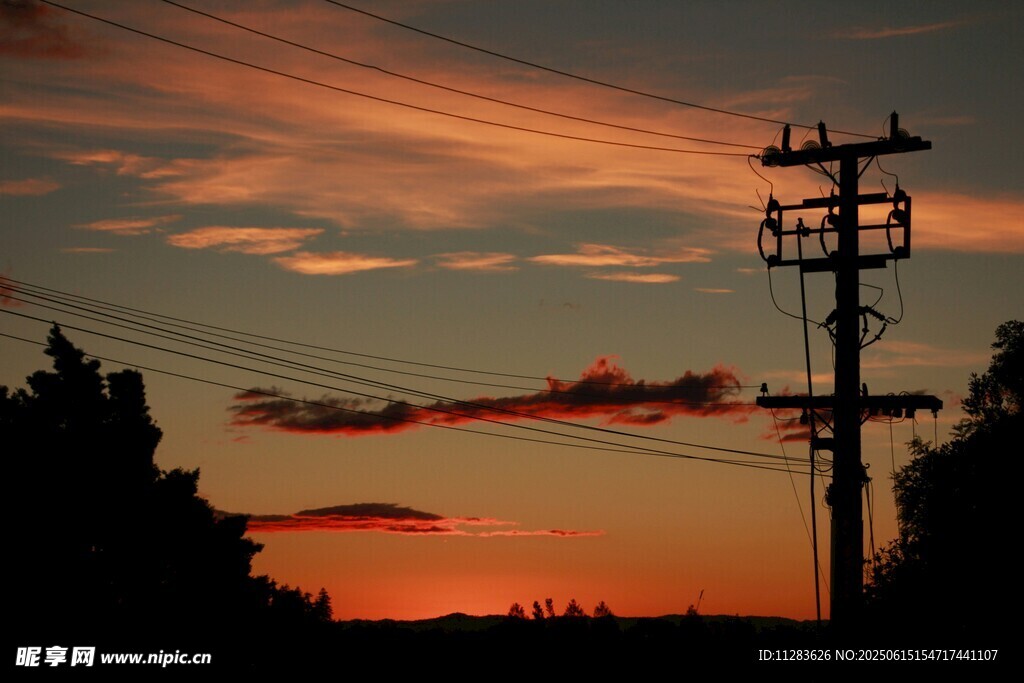 夕陽下的電線桿與電線