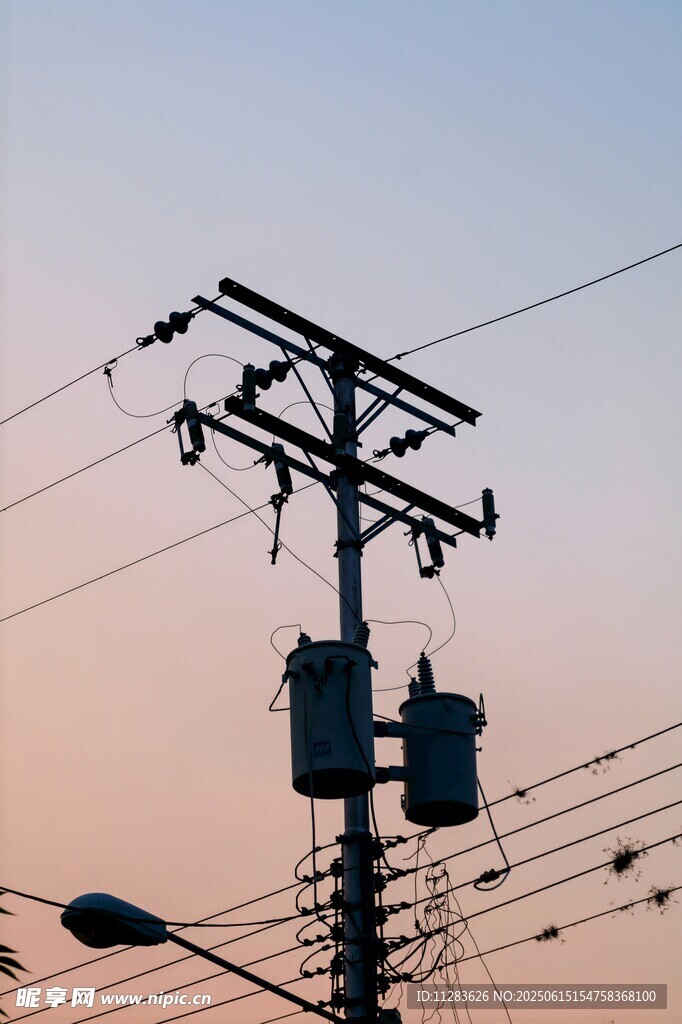 黃昏下的電線桿與變壓器