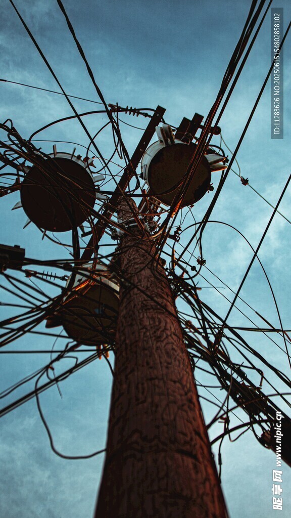電線桿上的復雜電力設備