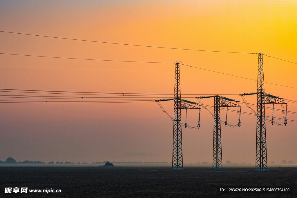 夕陽下的輸電塔