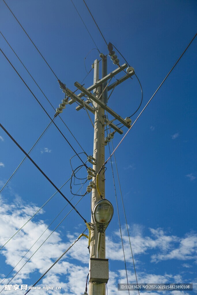 藍(lán)天白云下的電線桿