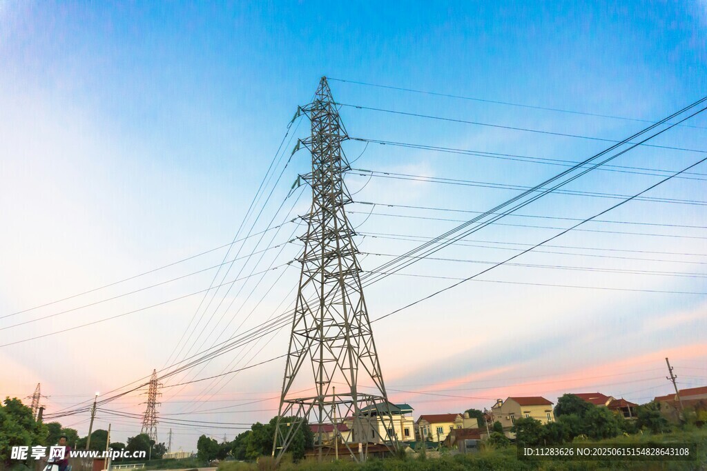 高聳輸電塔與絢麗天空