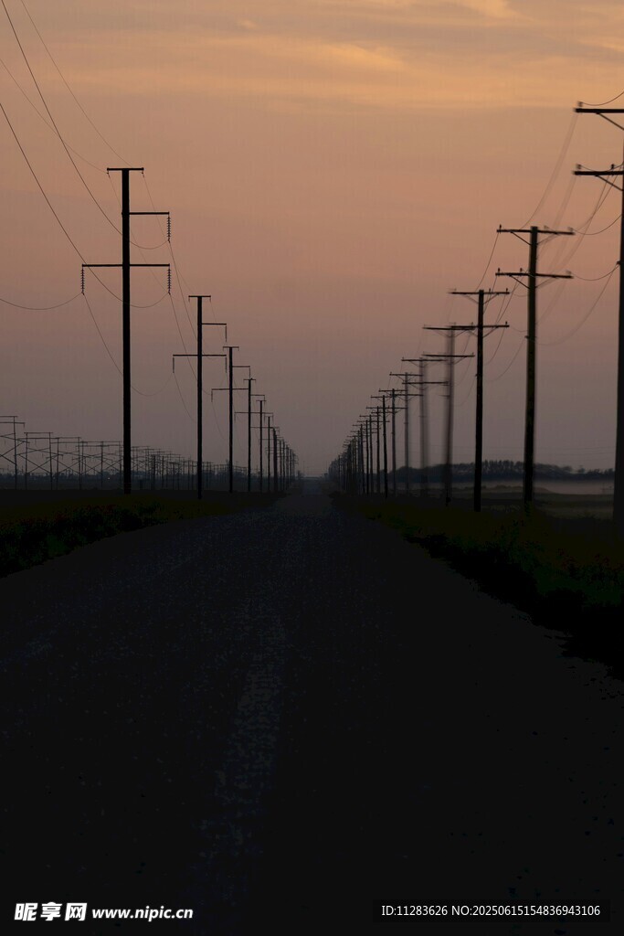 黃昏下的公路與電線桿