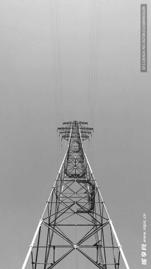 仰視下的輸電鐵塔