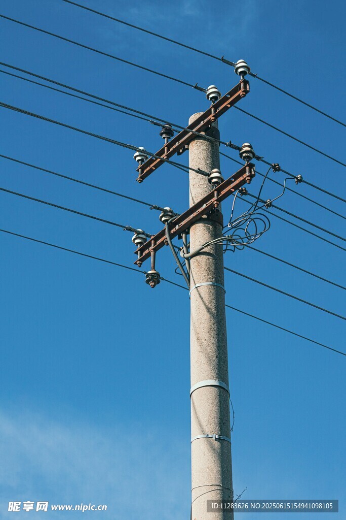 高聳電線桿與交錯電線
