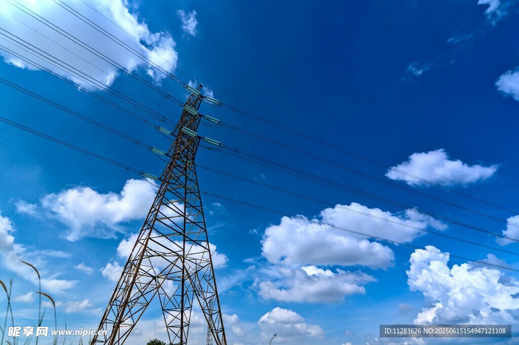 藍天白云下的輸電鐵塔