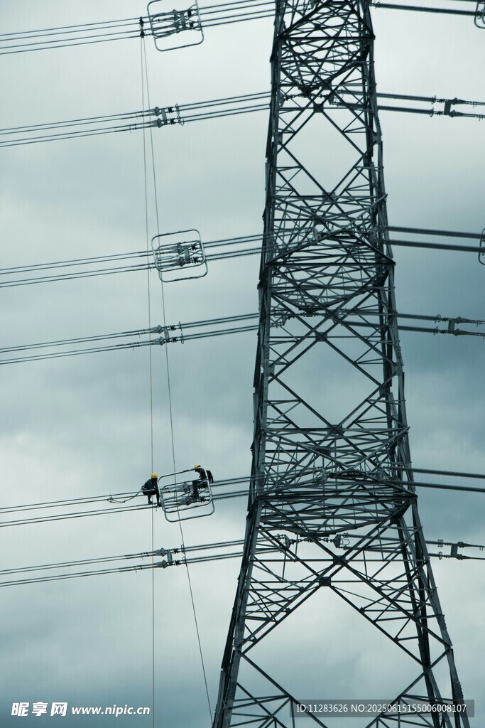高聳輸電塔與空中電線