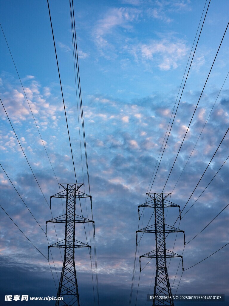藍天白云下的高壓輸電塔