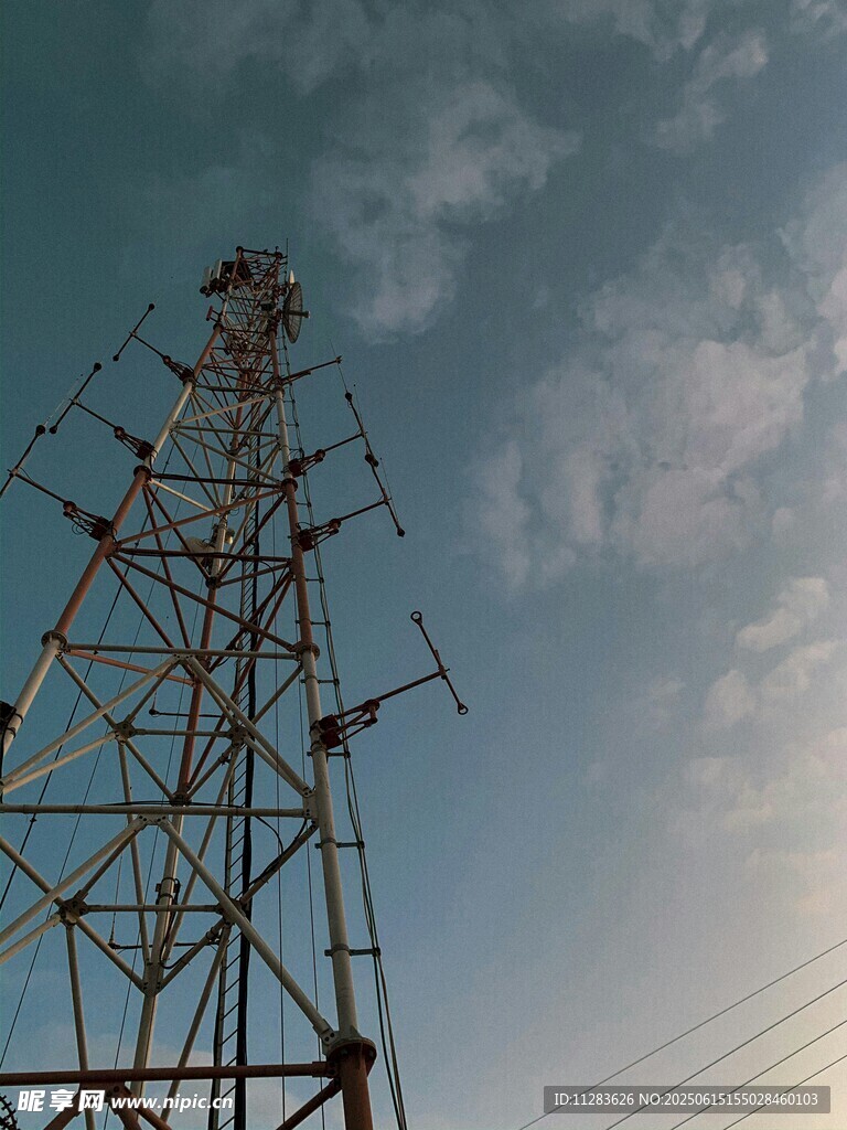 高聳輸電塔