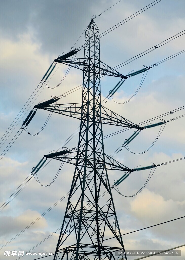 高聳輸電塔與交錯電線