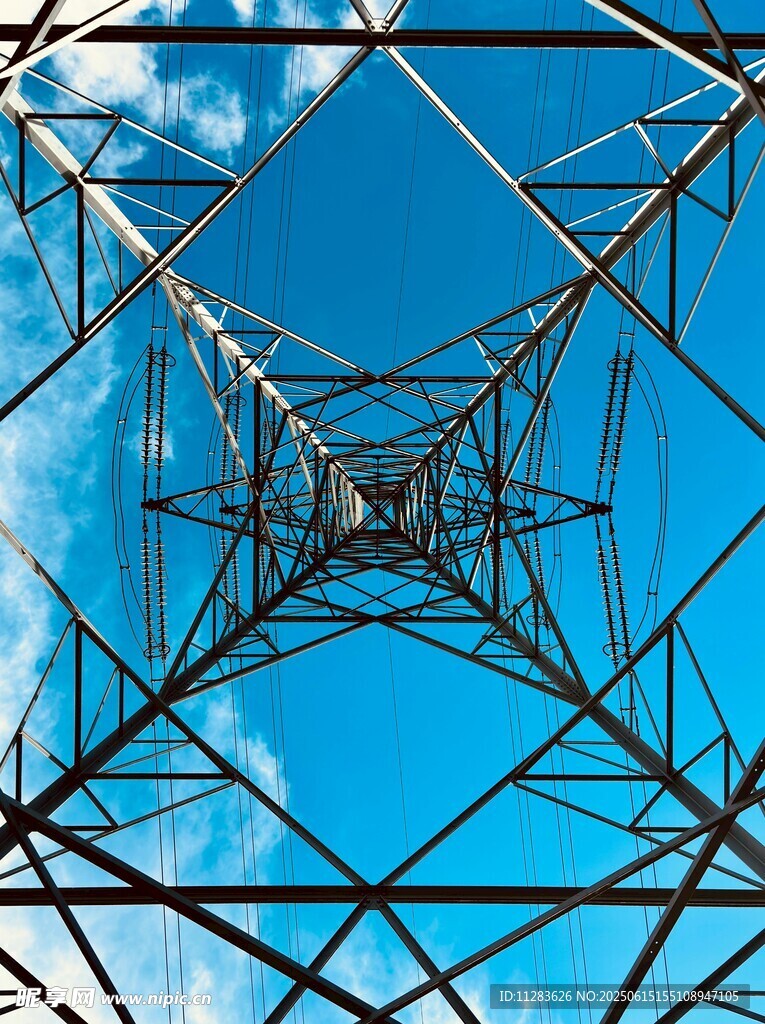 仰視高壓輸電塔