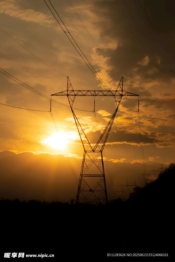 夕陽(yáng)下的高壓輸電塔