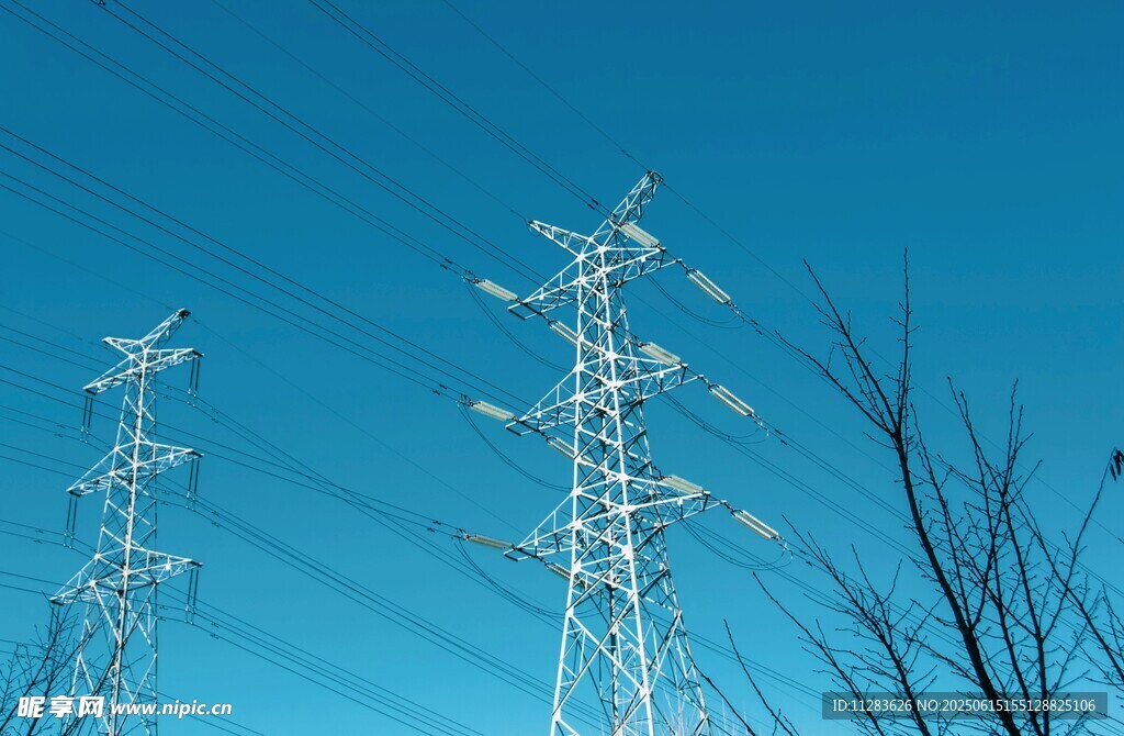 藍天映襯下的高壓輸電塔