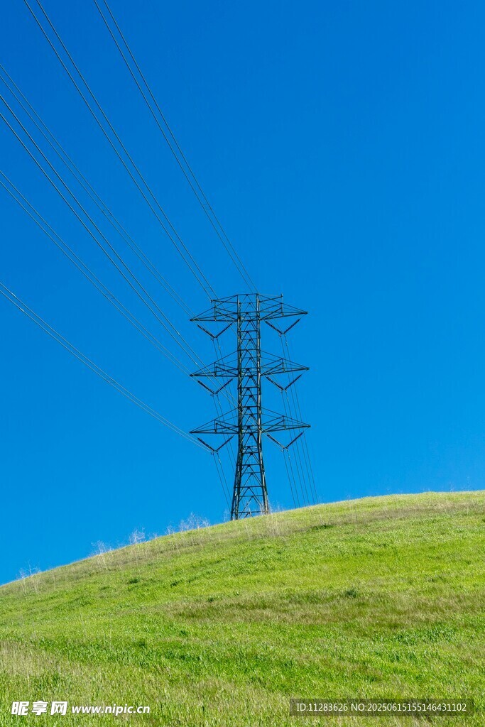 草原上的高壓輸電塔