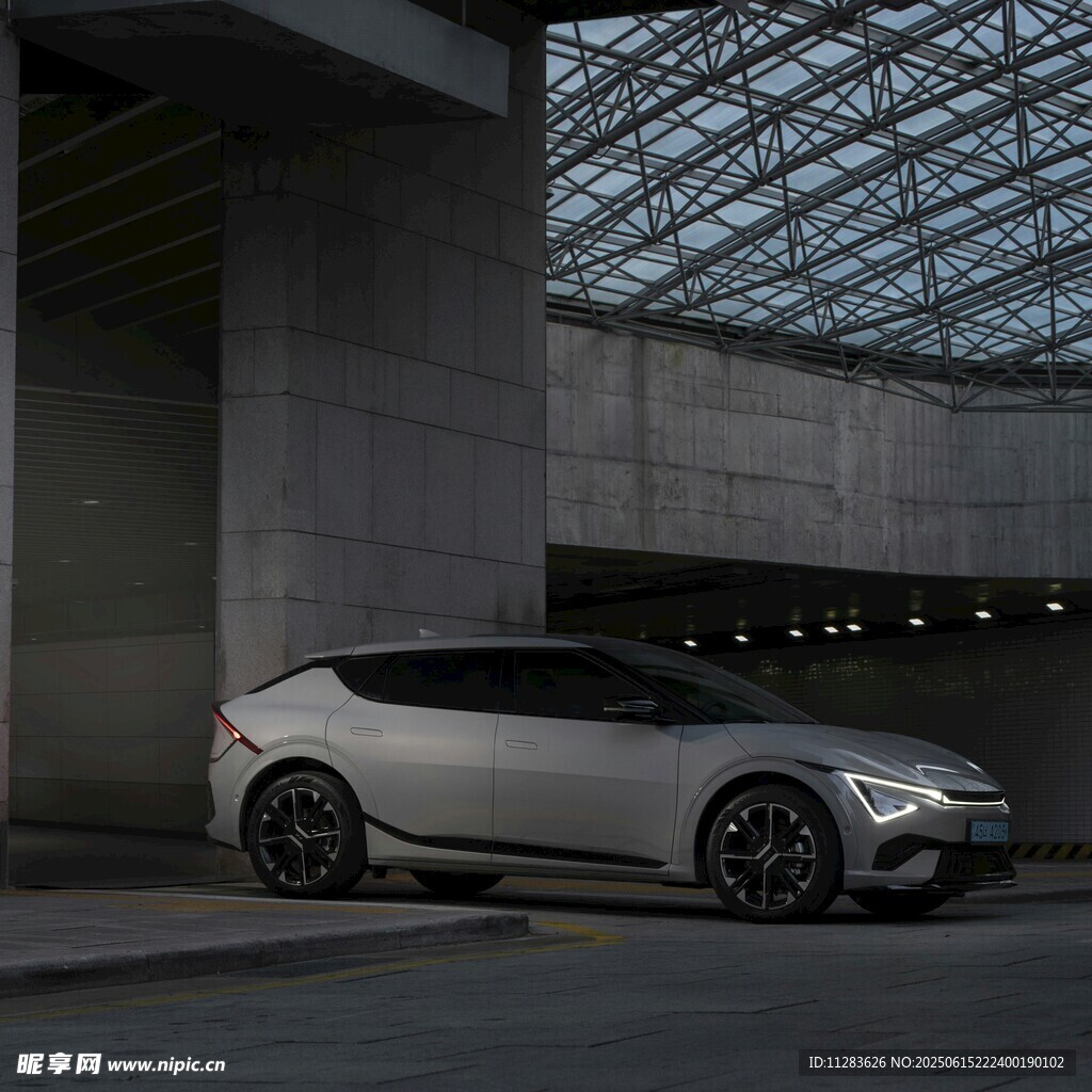 未來感銀色轎車于建筑旁