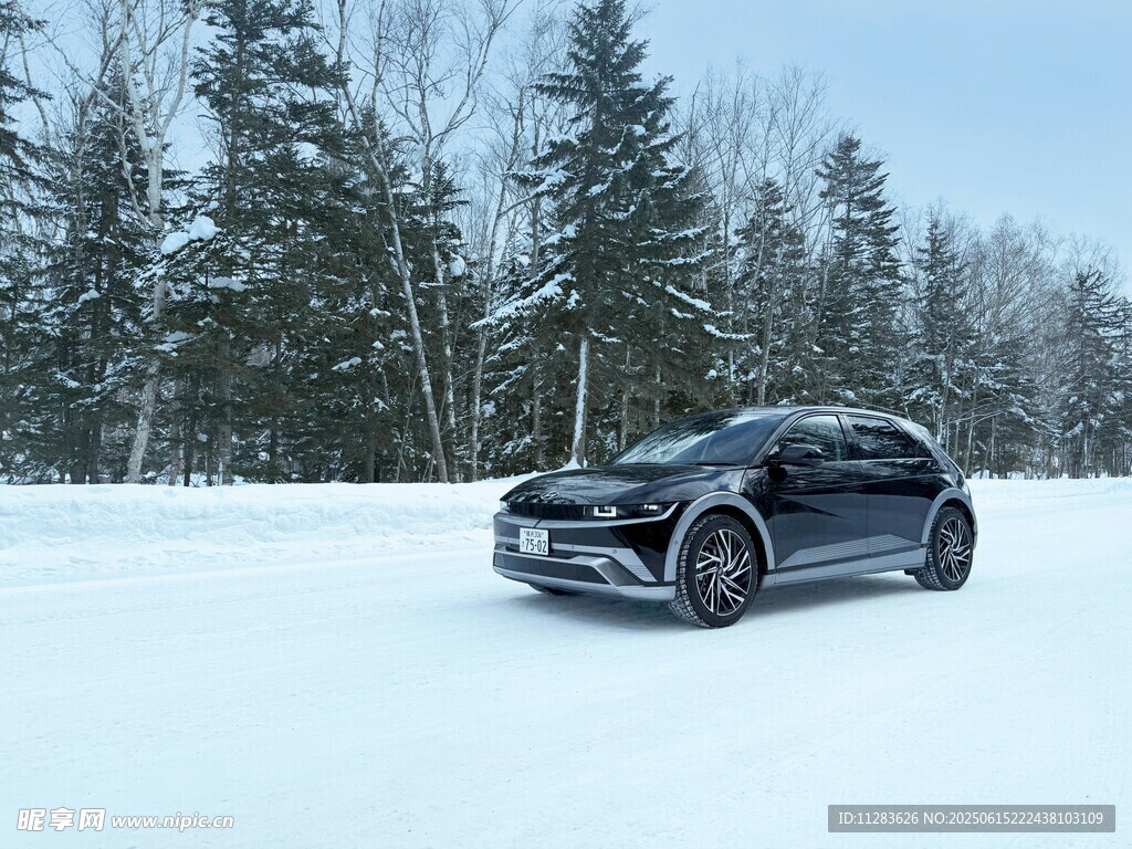 雪地中的黑色SUV汽車