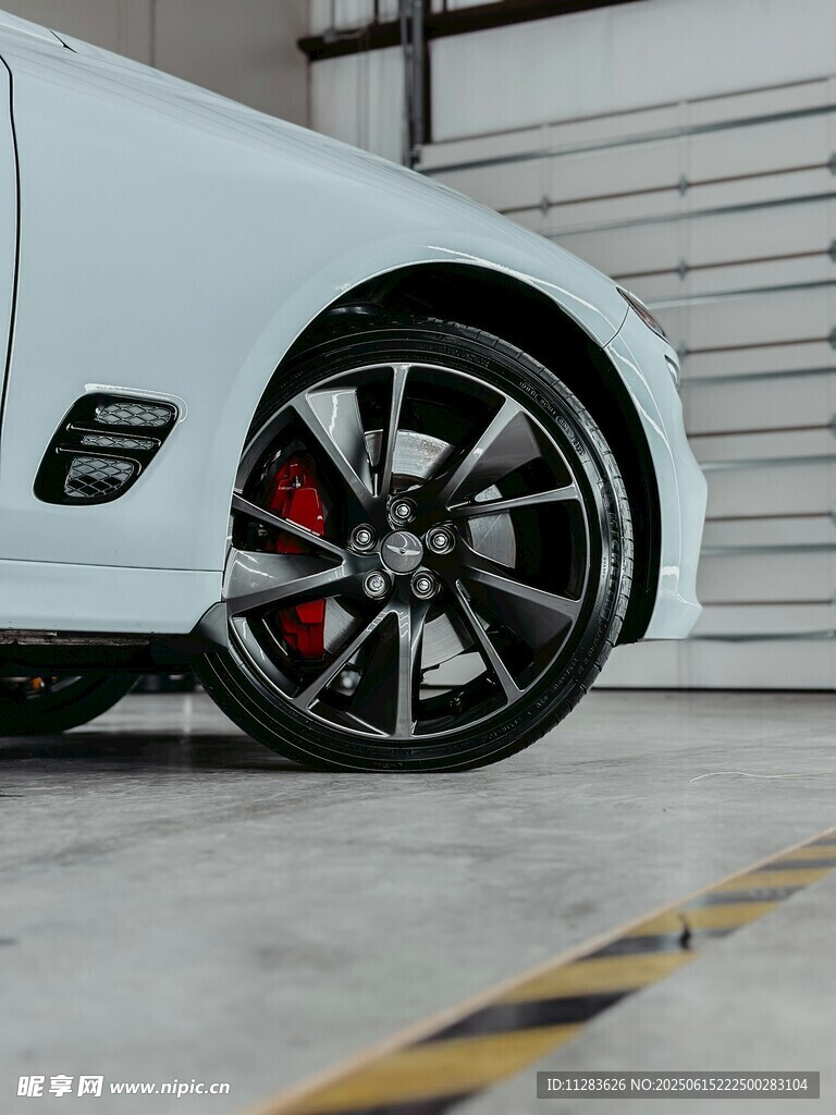白色汽車輪轂特寫