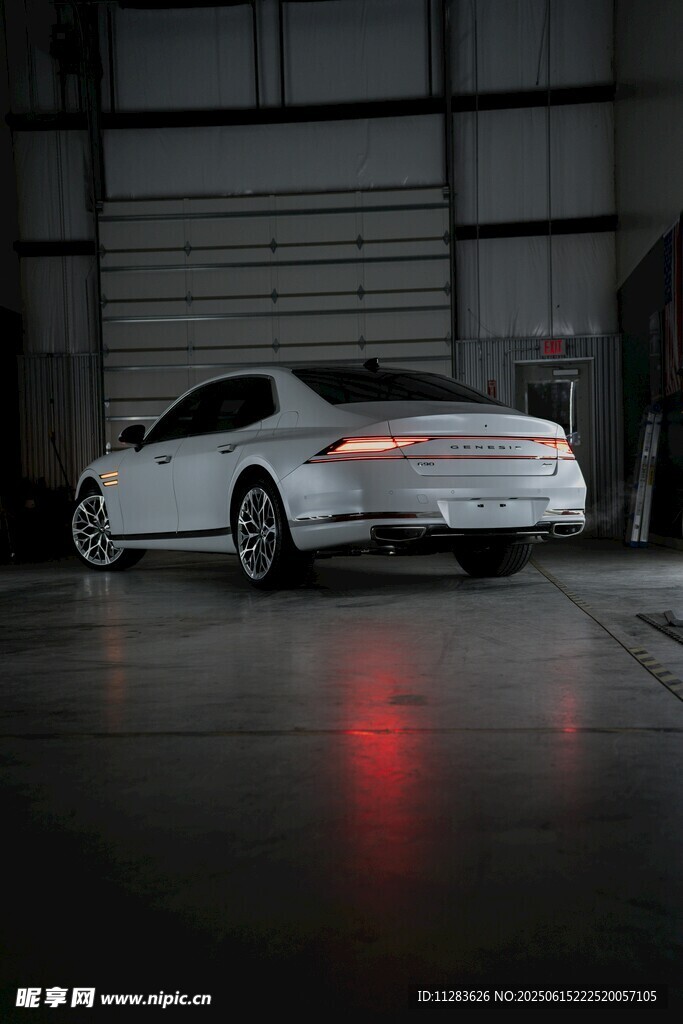 白色酷炫轎車展示