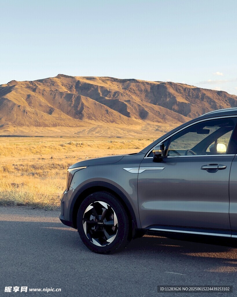 公路上的灰色酷炫SUV
