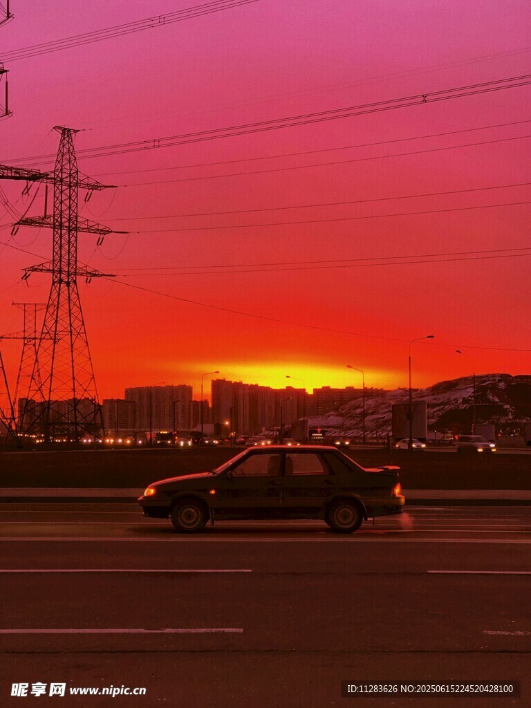 夕陽下公路上行駛的汽車