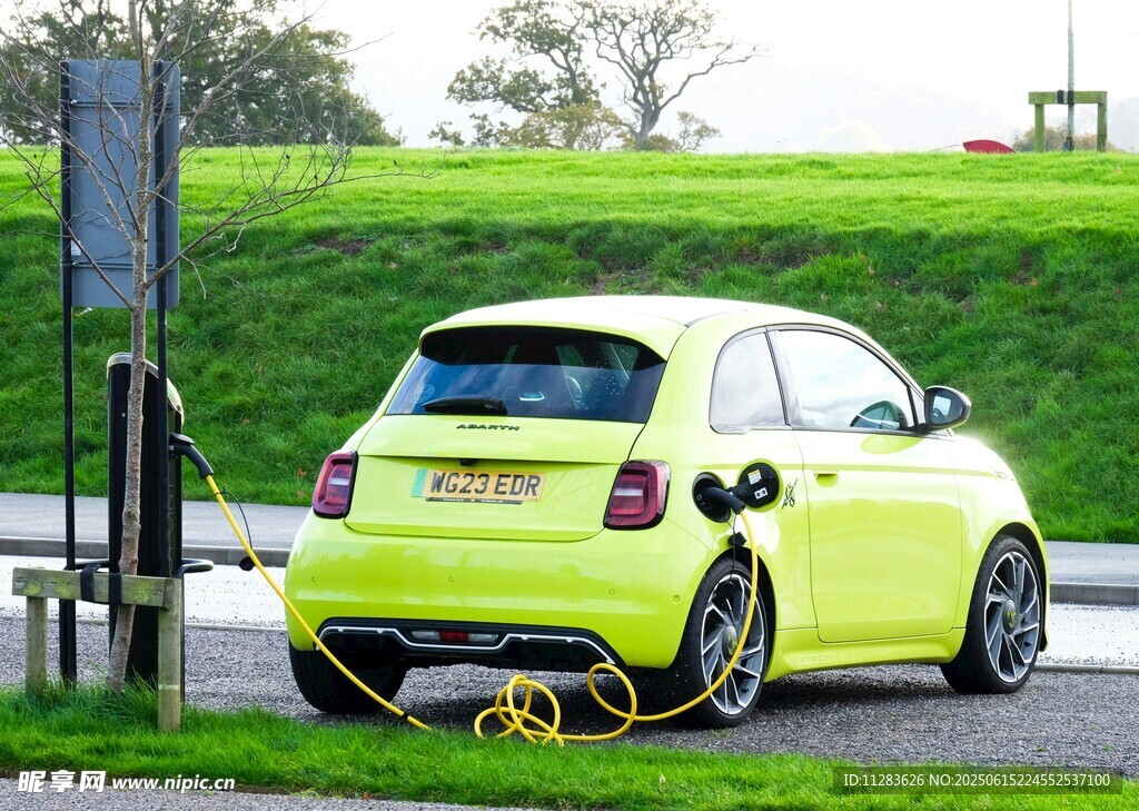 亮黃色小車正在充電樁充電
