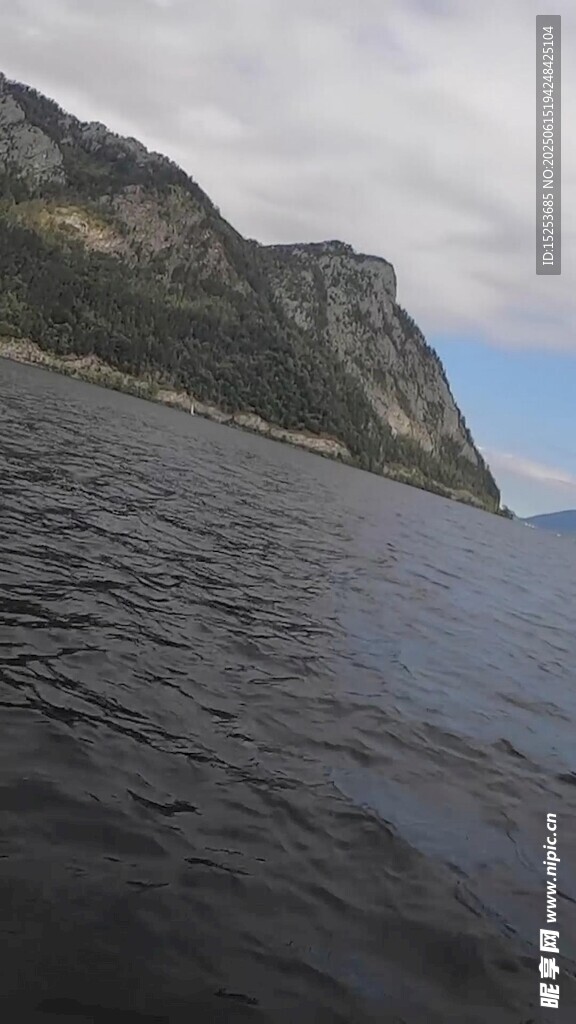 海邊壯闊巖石與水面景觀