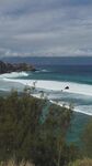 海岸風光海浪與蔥郁植被