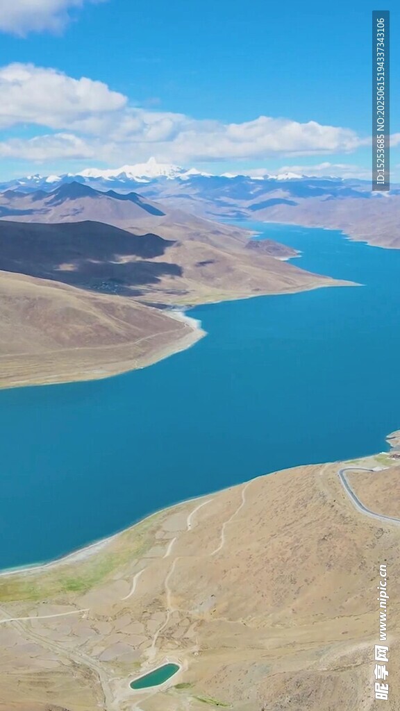 湛藍湖泊與遠處山巒美景