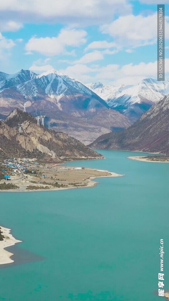 壯麗高山下的碧綠湖泊