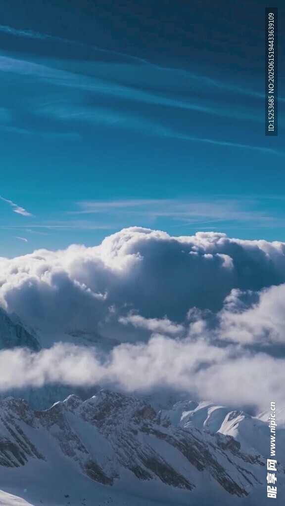 云端雪山美景