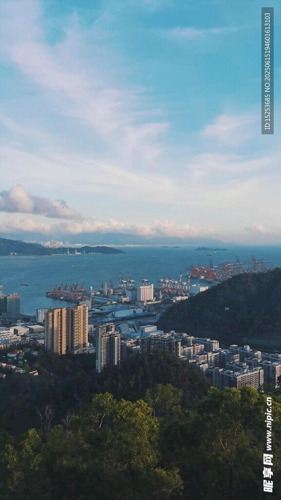 俯瞰城市與山海美景