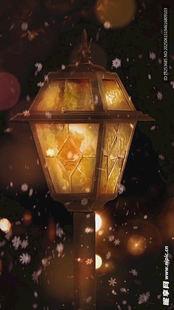 雪夜中的復(fù)古暖光路燈
