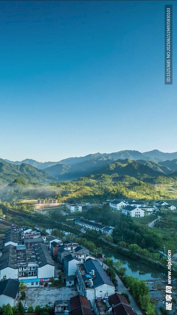俯瞰山間美麗村落