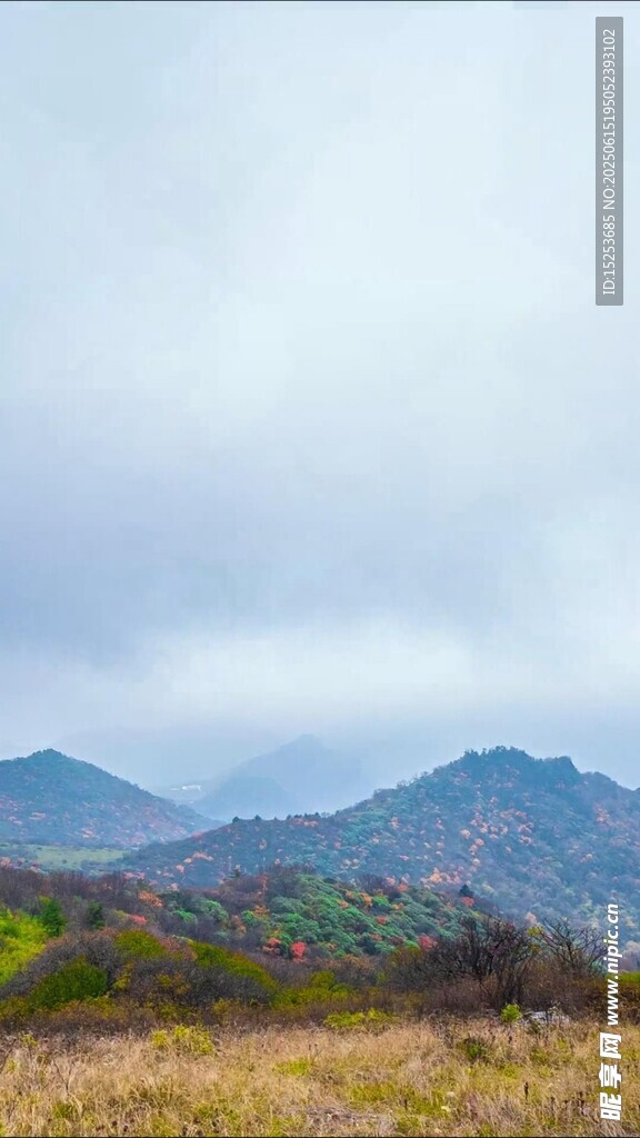 山間曠野云霧繚繞之景