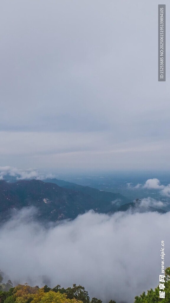 云海之上的壯闊山景