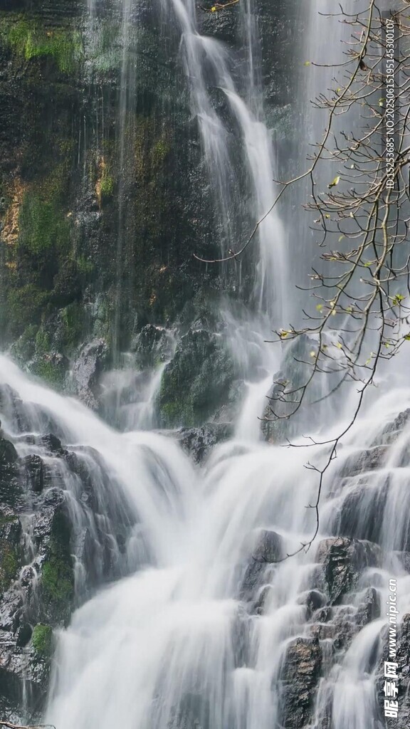 山間瀑布美景
