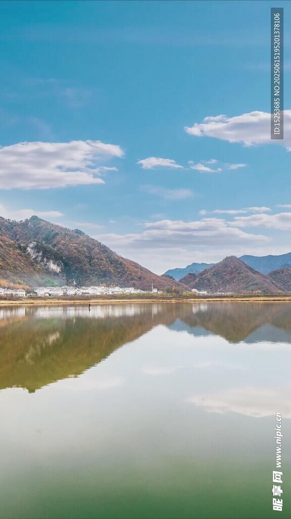 平靜湖水映藍(lán)天山巒