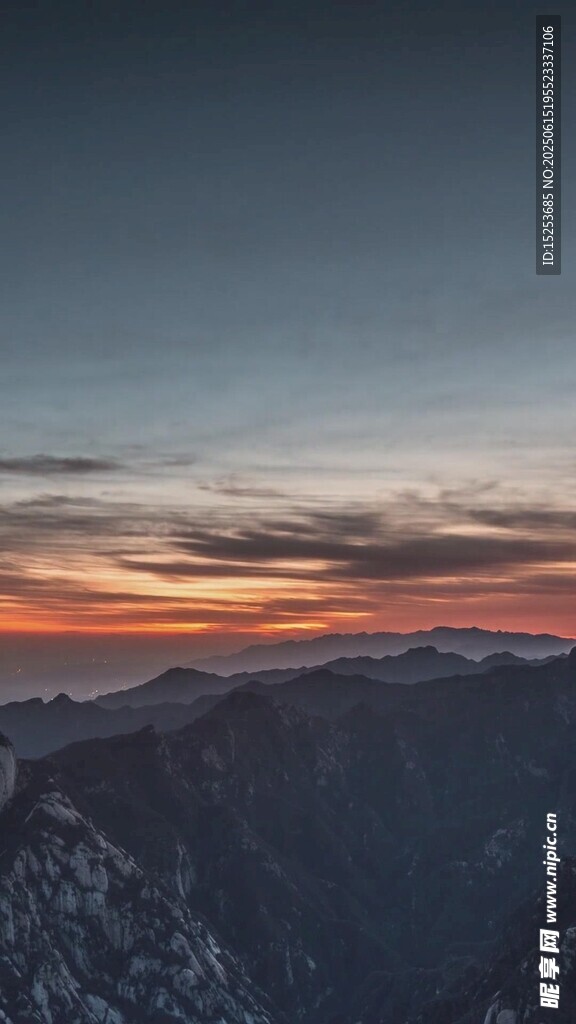 壯麗山巔日落美景