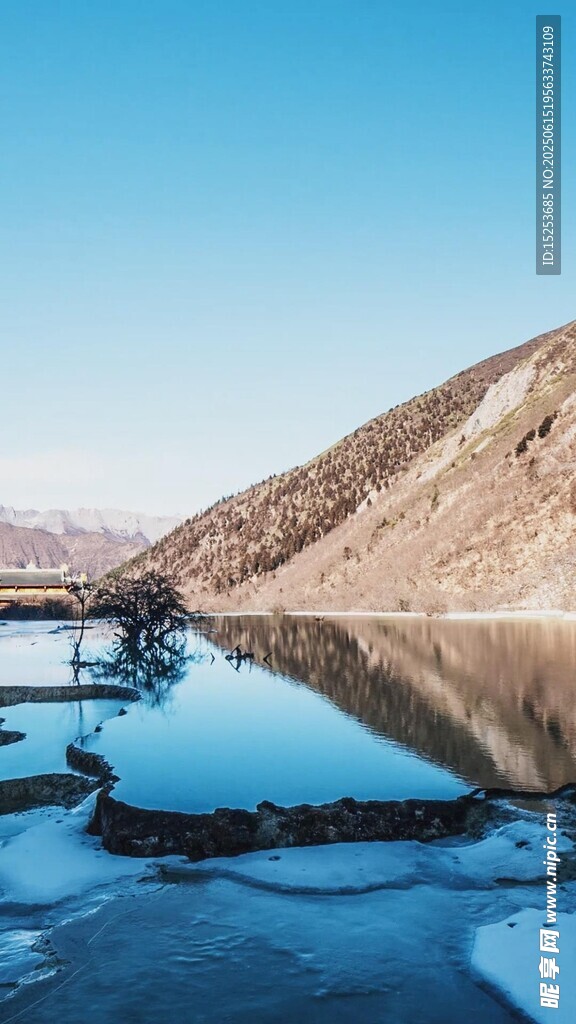 平靜湖面映山巒美景