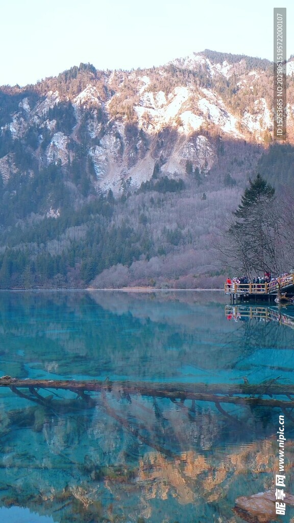 清澈湖水映山景