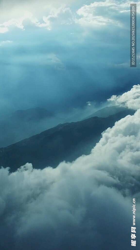 云端俯瞰壯麗山巒景色