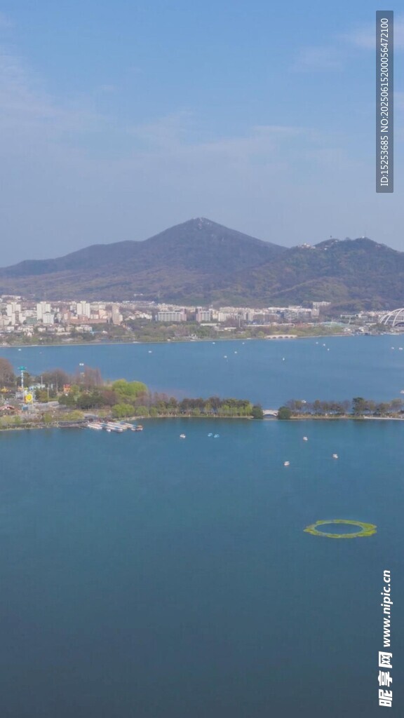 海濱風光碧海藍天遠山景